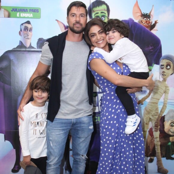Juliana Paes foi à pré-estreia do filme 'Uma Família Feliz', em dublou a personagem Emma, com o marido Carlos Eduardo Baptista e os filhos Pedro, de 6 anos, e Antônio, de 4 anos, neste sábado, dia 12 de agosto de 2017, na novela 'A Força do Querer'