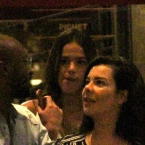 Bruna Marquezine foi a um restaurante orgânico com Fernanda Souza e Thiaguinho