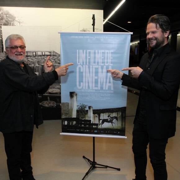 Selton Mello posou com o diretor Walter Carvalho na pré-estreia de 'Um Filme de Cinema', na zona sul do Rio, na segunda-feira, 14 de agosto de 2017