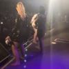Solteira, Marília Mendonça se divertiu dançando funk em show com Maiara e Maraísa na noite de segunda-feira, 15 de agosto de 2017