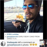 James Franco come cupcake com velas no dia do aniversário de Thaila Ayala