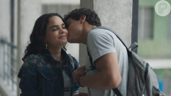 Na novela 'Malhação', Tato (Matheus Abreu) beija K2 (Carol Macedo) depois de saber que Keyla (Gabriela Medvedovski) está com Deco (Pablo Morais)