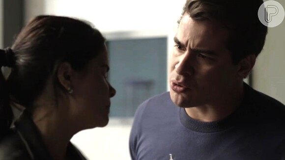 Júlio (Thiago Martins) argumenta com Antônia (Vanessa Giácomo) que eles se amam, mas ela diz que ele foi sua maior decepção, na novela 'Pega Pega'