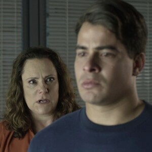Arlete (Elizabeth Salava) é a mãe de Júlio (Thiago Martins), na novela 'Pega Pega'