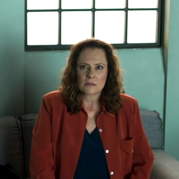 Arlete (Elizabeth Salava) aparece viva para tirar Júlio (Thiago Martins) da cadeia, na novela 'Pega Pega'