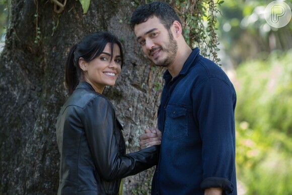 Antônia (Vanessa Giácomo) aceita ser beijada por Domênico (Marcos Veras) na novela 'Pega Pega'