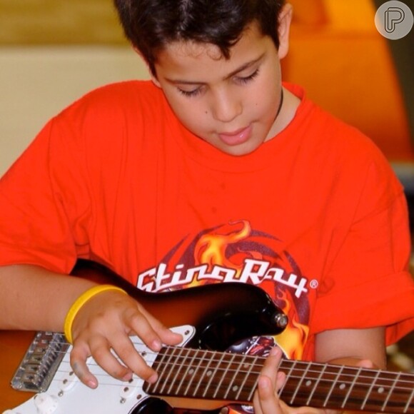 Enzo Celulari toca instrumentos desde os sete anos de idade