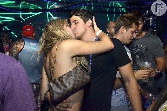 Solteiro, Enzo Celulari beijou a modelo Veridiana Freitas em um camarote, durante o desfile das escolas campeães