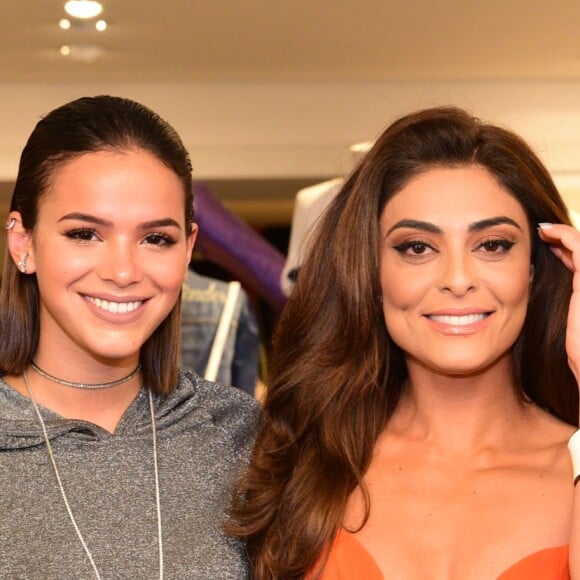 Juliana Paes posa com Bruna Marquezine em evento da Le Lis Blanc