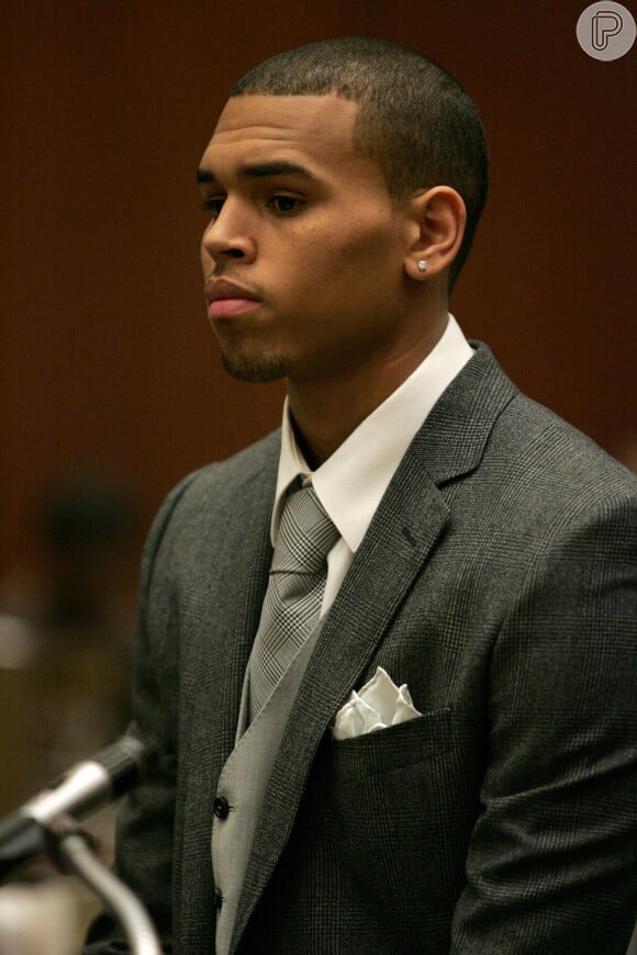 Chris Brown divulgou novos trechos do seu documentário e falou sobre agressão à ex-namorada Rihanna