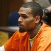 Chris Brown foi condenado a cinco anos de liberdade condicional, um ano de violência doméstica e seis meses de serviços c