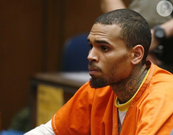Chris Brown foi condenado a cinco anos de liberdade condicional, um ano de violência doméstica e seis meses de serviços c