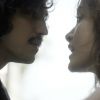 Na supersérie 'Os Dias Eram Assim', Gustavo (Gabriel Leone), apaixonado por Rimena (Maria Casadevall), tenta impedi-la de sair do Brasil