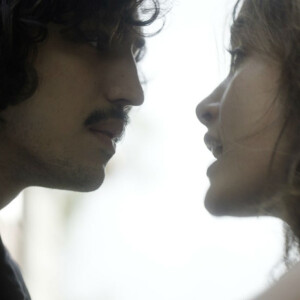 Na supersérie 'Os Dias Eram Assim', Gustavo (Gabriel Leone), apaixonado por Rimena (Maria Casadevall), tenta impedi-la de sair do Brasil