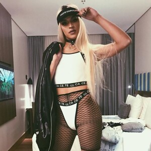 Viseira, meia arrastão, look cavado e jaqueta de couro: as peças escolhidas por Pabllo Vittar são marcantes em seu estilo