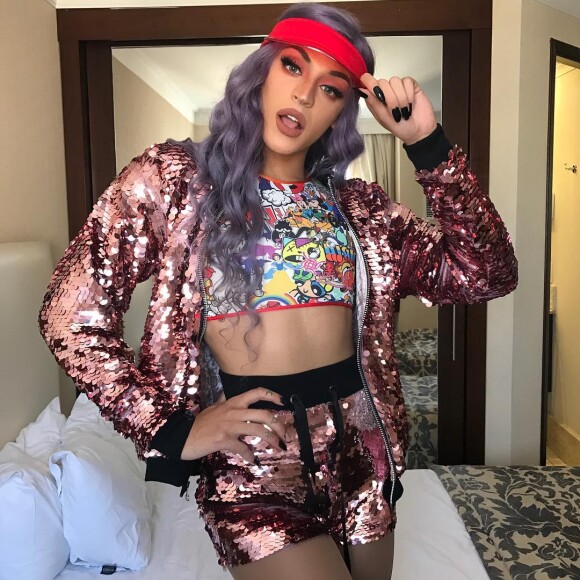Pabllo Vittar se jogou no brilho com um conjunto de paetês rosa Alex Honda, usado com viseira e top Amapô Jeans