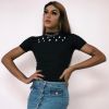 Pabllo Vittar optou por um visual discreto com saia jeans, camiseta preta com os dizeres 'Ladies first' e colar Balonè Acessórios