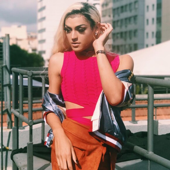 As cores também fazer parte do guarda-roupa de Pabllo Vittar! A artista posou com body rosa Primart, saia alaranjada Viviane Furrier, bomber jacket Farm, brincos Emar Batalha e bracelete Hector Albertazzi em julho de 2017