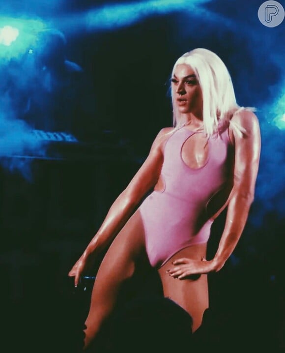 Pabllo Vittar escolheu um body rosa cavado para se apresentar na cidade de Maceió, em Alagoas, em março de 2017