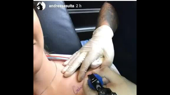 Andressa Suita faz tatuagem com o nome do filho, Gabriel: 'Perto do coração'