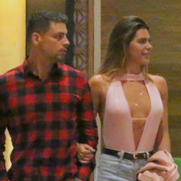 Mariana Goldfarb apostou em superdecote para programa a dois com o namorado, Cauã Reymond, na noite desta quarta-feira, 16 de agosto de 2017