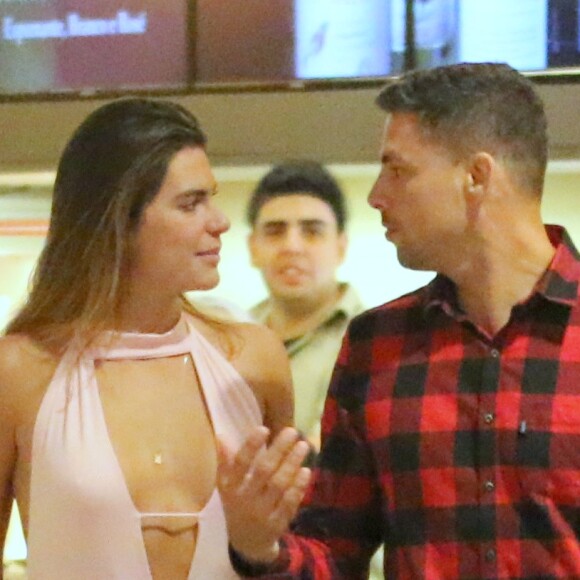 Mariana Goldfarb e Cauã Reymond foram ao cinema na noite desta quarta-feira, 16 de agosto de 2017