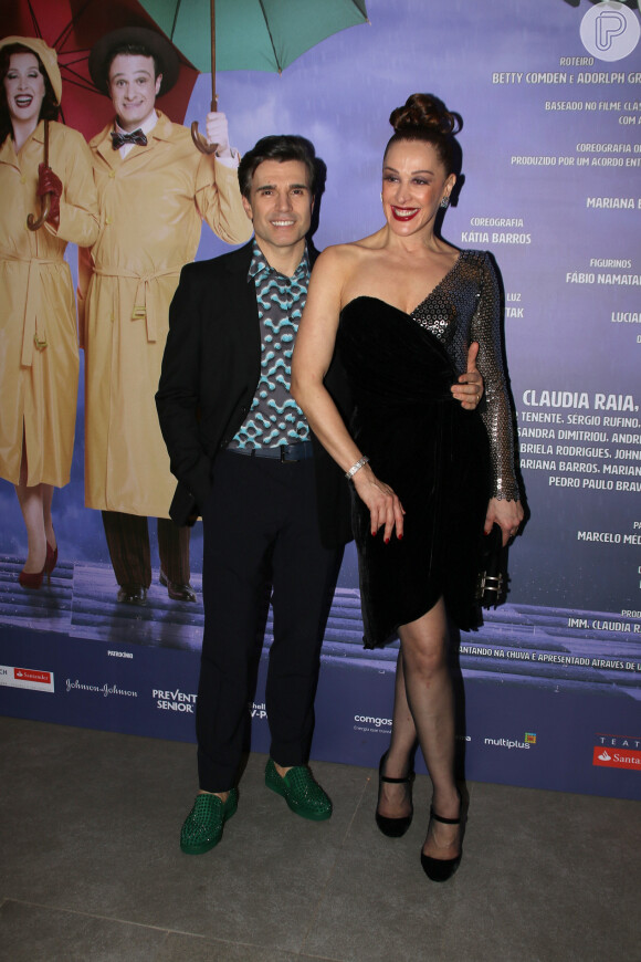 Claudia Raia posa com o marido, Jarbas Homem de Mello, após peça musical