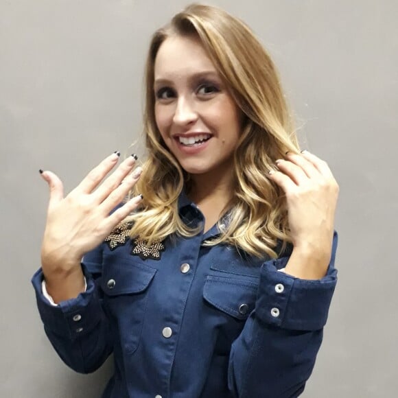 Carla Diaz sugeriu unhas decoradas para o visual de sua personagem, Carine, em 'A Força do Querer'