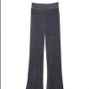 A calça brilhosa de tricô de Lala Rudge custa R$ 1.998 