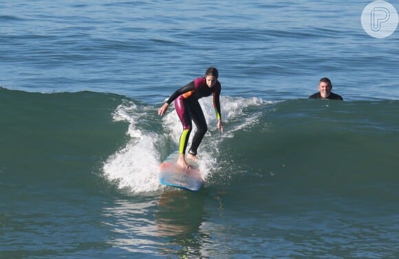 Isabella Santoni disse que mantém a forma com aula de surfe
