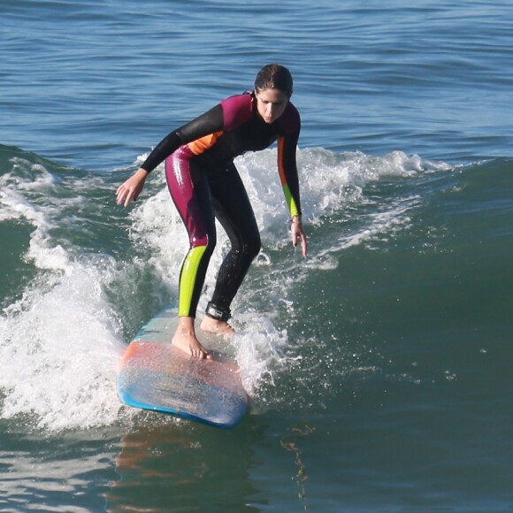 Isabella Santoni disse que mantém a forma com aula de surfe