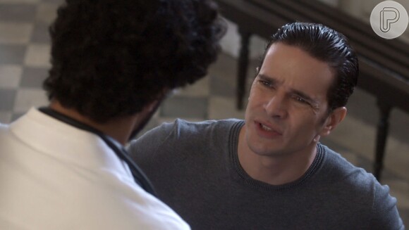 Na supersérie 'Os Dias Eram Assim', Vitor (Daniel de Oliveira) consegue convencer os médicos de que Alice (Sophie Charlotte) está louca: 'Se pendurou na janela, quase se jogou. Se não fosse por mim, não tava nem aqui'
