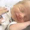 Karina Bacchi publicou uma foto do filho recém-nascido, Enrico, sorrindo nesta quinta-feira, 17 de agosto de 2017