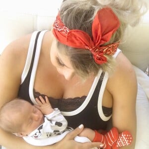 Filho de Karina Bacchi, Enrico é fruto de uma produção independente realizada por meio de inseminação artificial com doador internacional