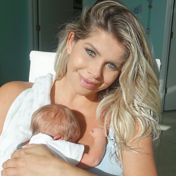 Karina Bacchi fez uma fertilização em vitro e deu à luz Enrico no início de agosto de 2017