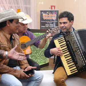 Zezé Di Camargo tocou sanfona com o Trio Boca Quente em seu aniversário de 55 anos
