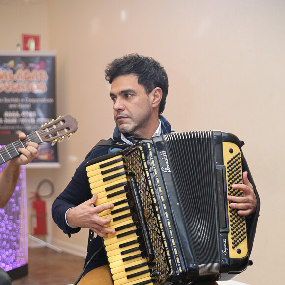 Zezé Di Camargo tocou sanfona ao comemorar seus 55 anos nesta quinta-feira, 17 de agosto de 2017
