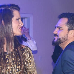 Luciano Camargo se divertiu na pista de dança com a mulher, Flávia Fonseca. Recentemente, o cantor teria se irritado com a atenção dada ao irmão Zezé Di Camargo em programa de TV