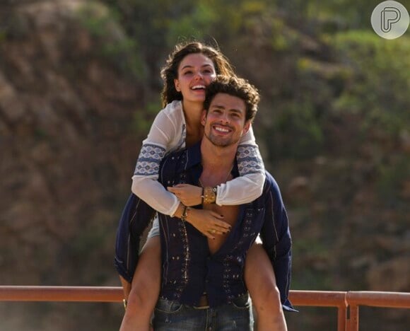Isis Valverde viveu suposto romance com Cauã Reymond nos bastidores na minissérie "Amores Roubados", em 2013