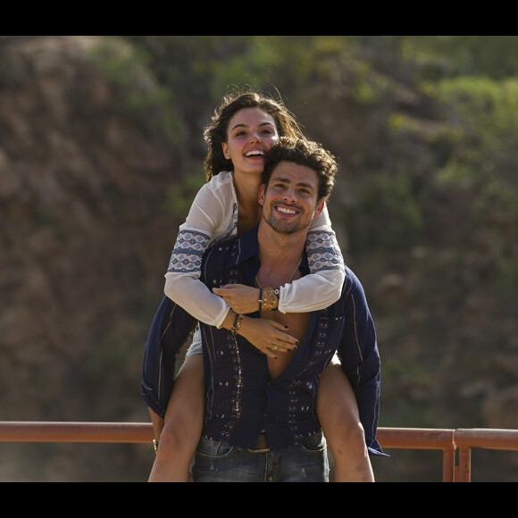 Isis Valverde viveu suposto romance com Cauã Reymond nos bastidores na minissérie "Amores Roubados", em 2013
