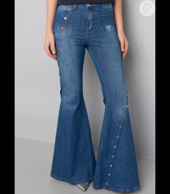 A calça jeans flare de Fernanda Lima é da grife Bo.bô e tem detalhes de botões