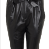 Thaila Ayala usou calça clochard de couro da Bo.bô no lançamento da nova coleção da grife, em São Paulo, nesta quinta-feira, 17 de agosto de 2017