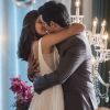 Luiza (Camila Queiroz) e Eric (Mateus Solano) trocam beijos após dizerem 'sim' no altar
