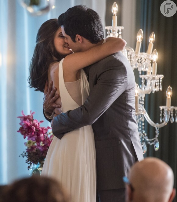 Luiza (Camila Queiroz) e Eric (Mateus Solano) trocam beijos após dizerem 'sim' no altar