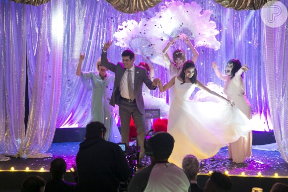 Luiza (Camila Queiroz) e Eric (Mateus Solano) se jogam na pista de dança após cerimônia de casamento na novela 'Pega-Pega'