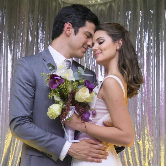 Luiza (Camila Queiroz) e Erick (Mateus Solano) vão se casar na novela 'Pega Pega'