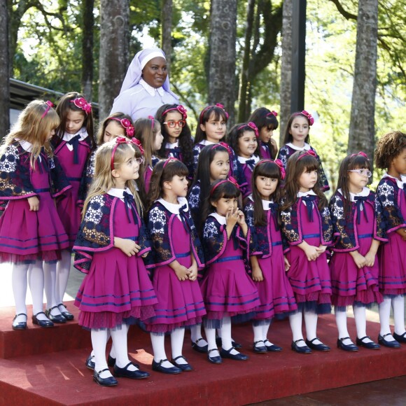 Sob a regência de Fabiana (Karin Hils), as meninas se apresenta em coral para o Padre Fábio de Melo, na novela 'Carinha de Anjo'