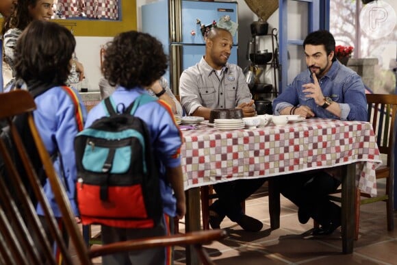 Padre Fábio de Melo visita a família de Inácio (Eddie Coelho) e toma café com Diana (Camilla Camargo) e os meninos, na novela 'Carinha de Anjo'
