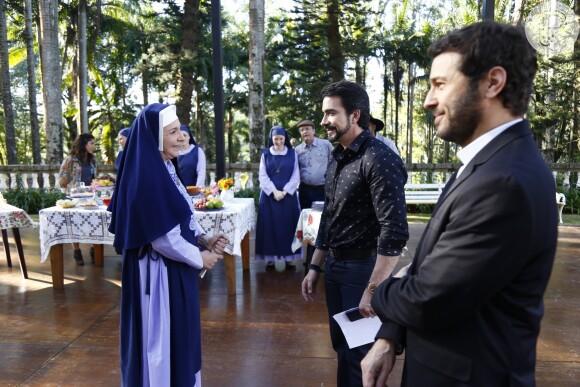 Padre Fábio de Melo chega ao colégio Doce Horizonte e é recepcionado por Madre Superiora (Eliana Guttman) e Padre Gabriel (Alcemar Vieira), na novela 'Carinha de Anjo'