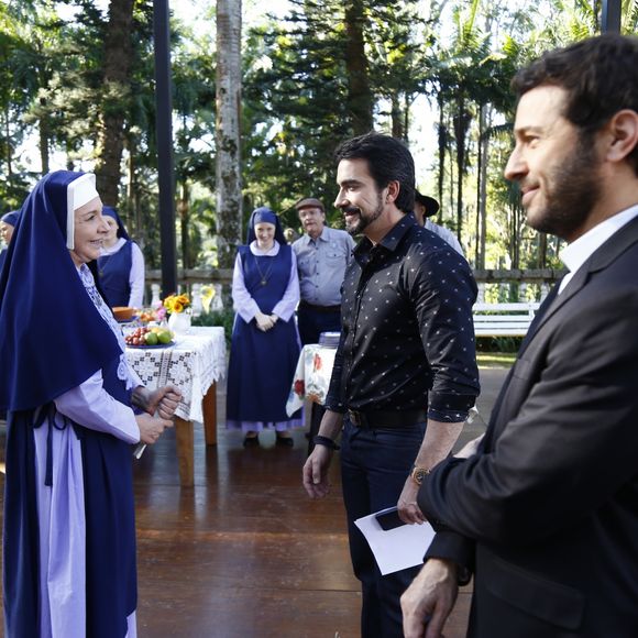 Padre Fábio de Melo chega ao colégio Doce Horizonte e é recepcionado por Madre Superiora (Eliana Guttman) e Padre Gabriel (Alcemar Vieira), na novela 'Carinha de Anjo'